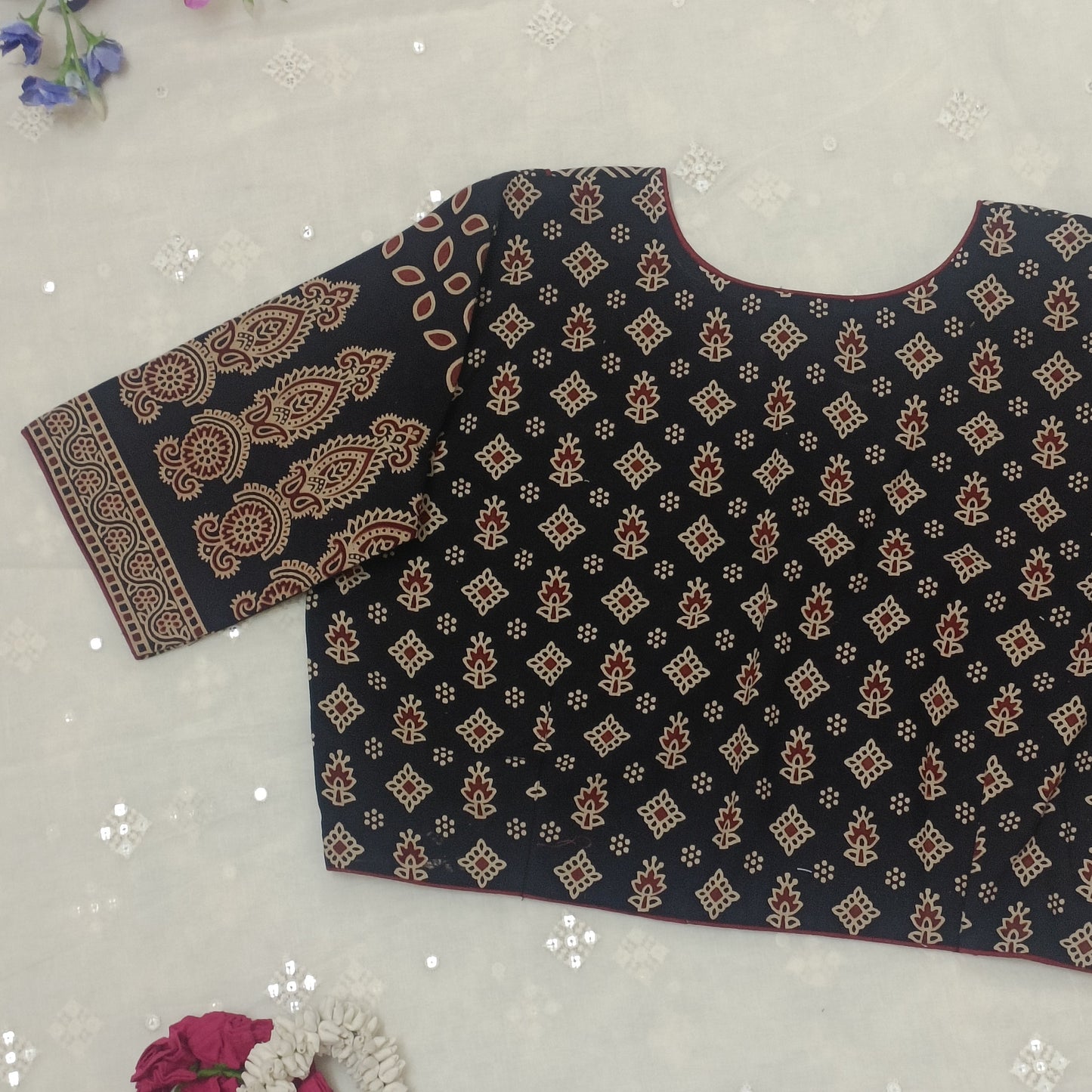 buy-black-gamathi-yolk-pattern-blouse-godhuli