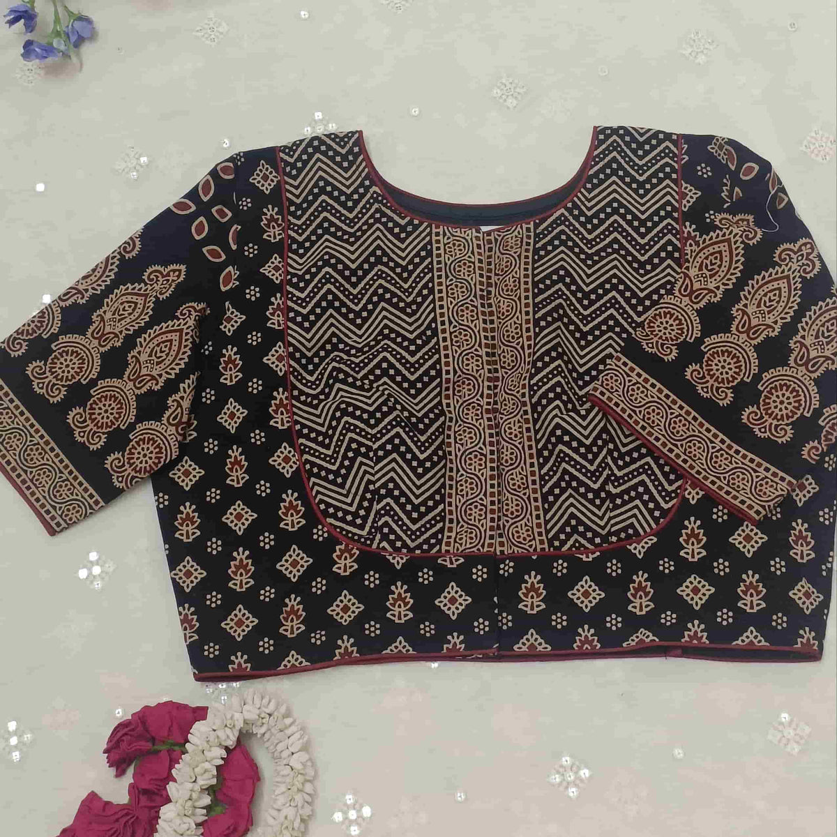 Black Gamathi Yolk Pattern Readymade Blouse